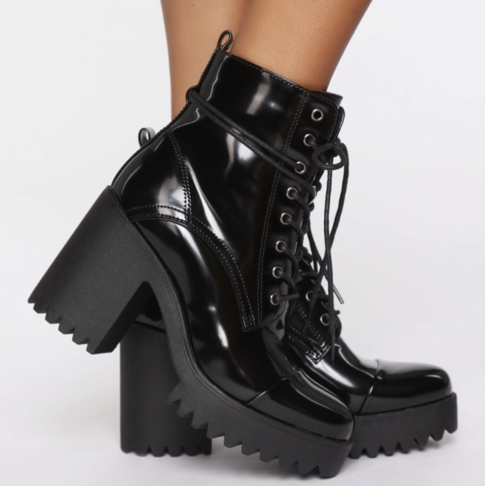 Deep tread lace up combat boots (W-11)